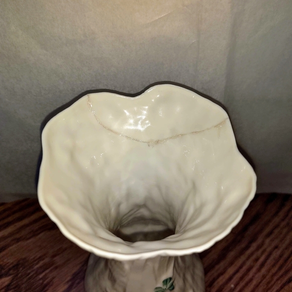 Belleek Daisy Spill Vase Ivory with shamrocks - Picture 3 of 5